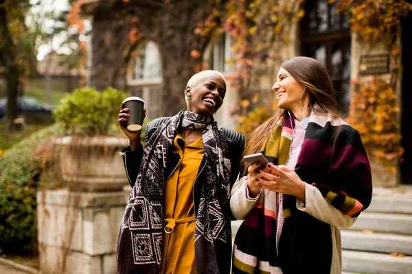 Multiracial mujeres jóvenes al aire libre — Foto de Stock