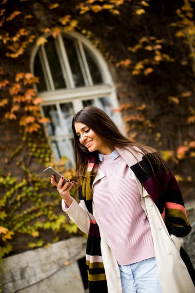 Mujer con teléfono y café al aire libre — Foto de Stock