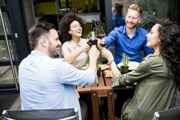 Människor har lunch på gården — Stockfoto