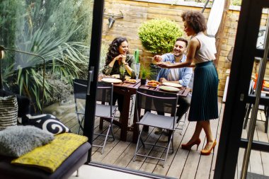 İnsanlar avluda yemek