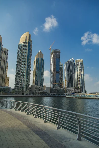 Moderne skyskrabere i Dubai Marina - Stock-foto