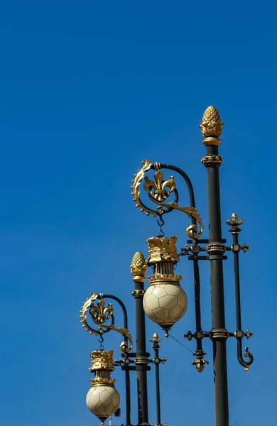 Luzes de rua pelo palácio real em Madrid — Fotografia de Stock