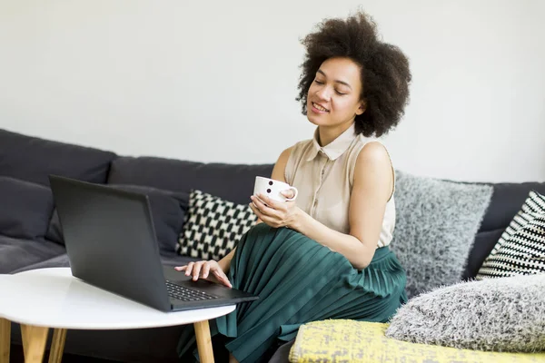 Jonge vrouw met krullend haar — Stockfoto