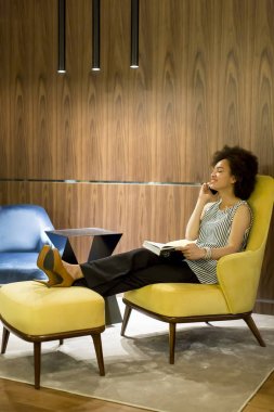 Kıvırcık saçlı genç kadın.