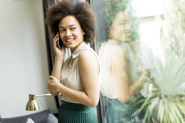 Jonge vrouw met krullend haar — Stockfoto