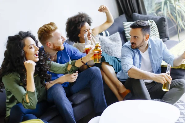 Amigos assistindo TV e beber cidra — Fotografia de Stock