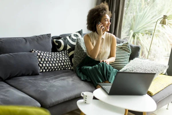 Jonge vrouw met krullend haar — Stockfoto