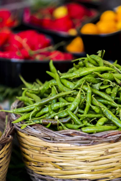 Frische würzige grüne Chilischoten — Stockfoto