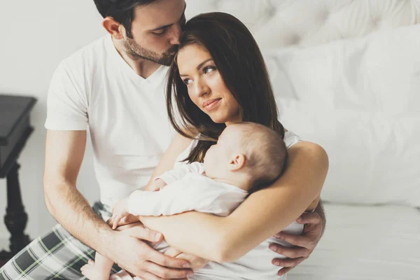 Família feliz com bebê recém-nascido — Fotografia de Stock