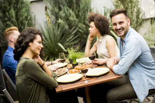 People have lunch in the courtyard — Stock Photo, Image