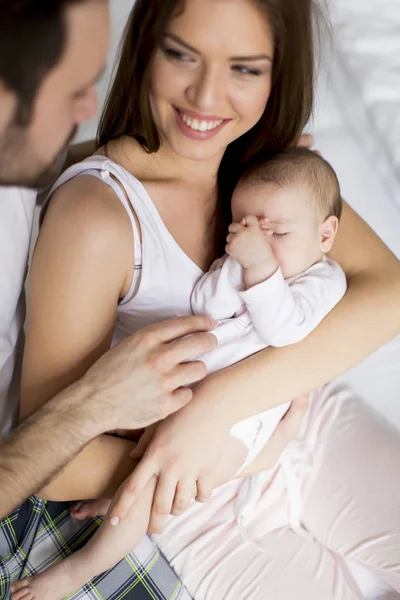 Família feliz com bebê recém-nascido — Fotografia de Stock