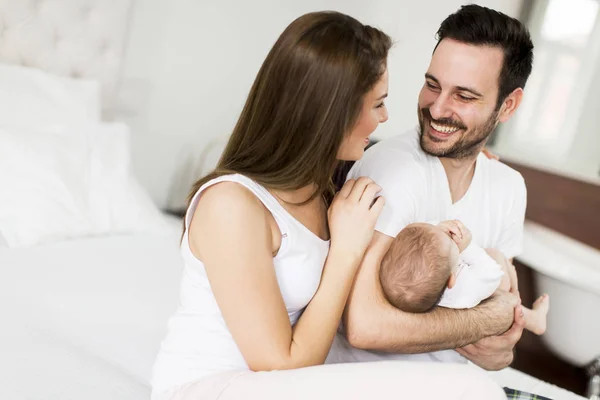 Família feliz com bebê recém-nascido — Fotografia de Stock