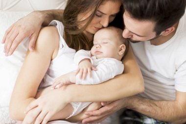 Yeni doğmuş bebeğiyle mutlu bir aile 