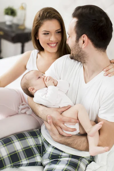 Família feliz com bebê recém-nascido — Fotografia de Stock