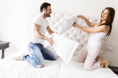 Çift yatakta eğleniyor