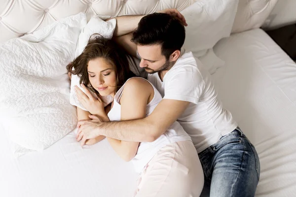 Portrait d'un couple heureux dormant dans leur chambre — Photo