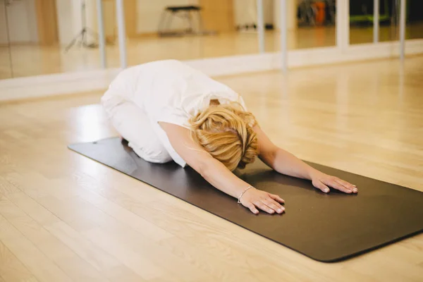 Vrouw praktizerende yoga bij studio — Stockfoto