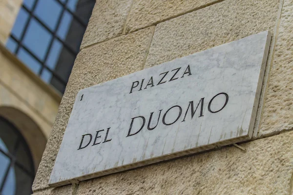 Уличный знак площади дель Дуомо в Милане, Италия — стоковое фото