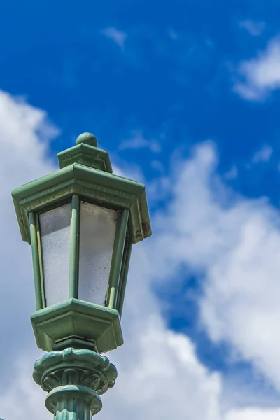 Alte Straßenlaterne in Bergamotte — Stockfoto