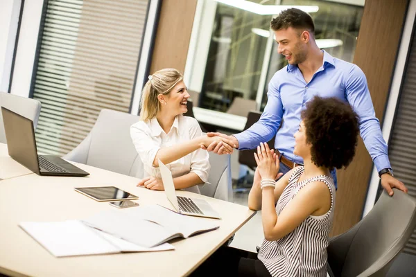 Gente de negocios apretón de manos en reunión — Foto de Stock