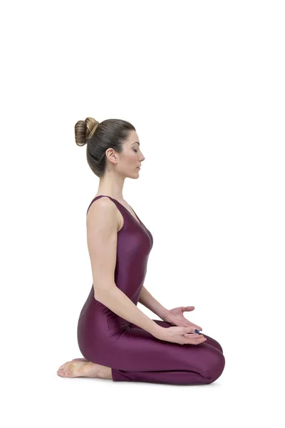 Frau praktiziert Yoga — Stockfoto