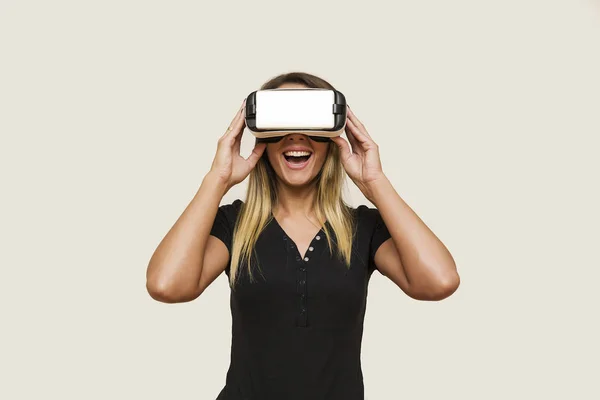 Femeia tânără caută prin intermediul dispozitivului de realitate virtuală — Fotografie, imagine de stoc