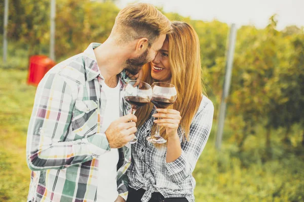 Молодая пара в винограднике — стоковое фото