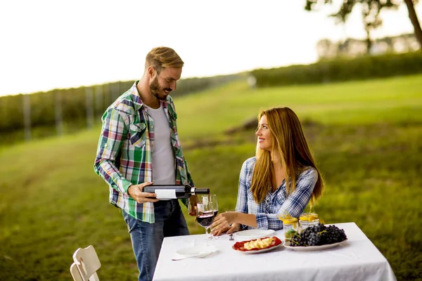 Jeune couple dans un vignoble — Photo