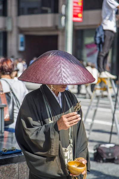 Unbekannter Mann auf der Straße in Ginza — Stockfoto