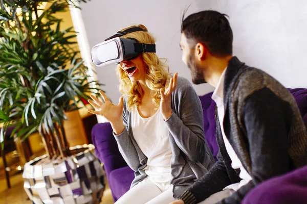 Mujer usando gafas de realidad virtual — Foto de Stock