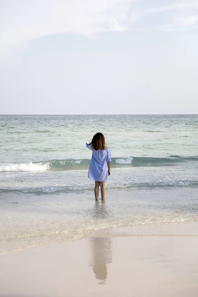 Jovem mulher no oceano — Fotografia de Stock