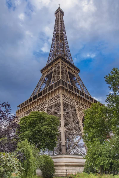 La Torre Eiffel en París, Francia — Foto de Stock