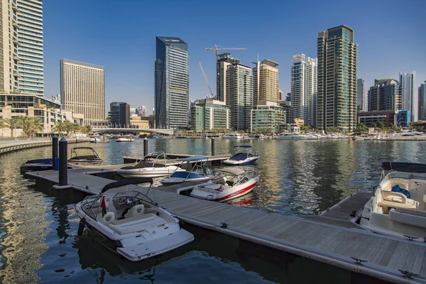 Moderne Wolkenkratzer in Dubai Marina — Stockfoto