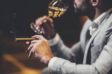 Genç adam beyaz şarap tadımı 