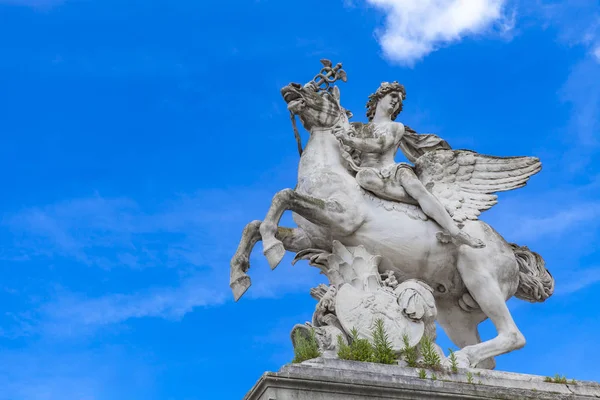 Statue Mercure monte sur Pegase i Tuileries Garden i Paris - Stock-foto