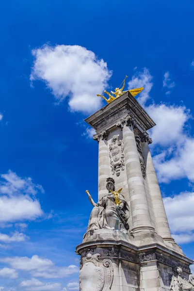 Sculpture La Renommee au Combat au Pont Alexandre III à Paris — Photo