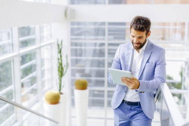 Merdivenlerde tablet ile yakışıklı işadamı