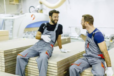 Mobilya sektöründe erkek işçiler 