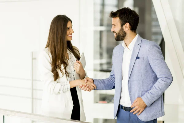 Affärsman med affärskvinna i office — Stockfoto