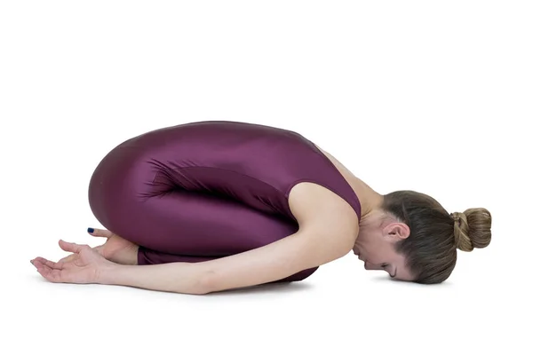 Yoga yaparken sportif genç kadın — Stok fotoğraf