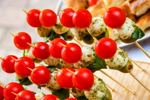 Mesa de banquete de catering com diferentes lanches e aperitivos alimentares — Fotografia de Stock