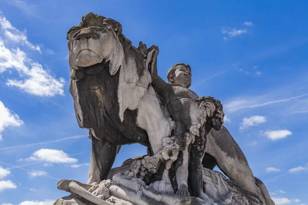 女神像狮子儿童在巴黎亚历山大三世桥 — 图库照片
