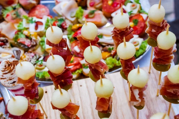 Catering bankett bord med olika mat snacks och aptitretare — Stockfoto