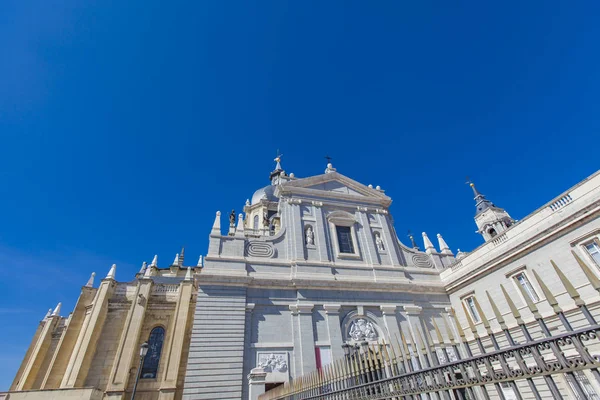 Церковь Santa Maria la Real de La Almudena в Мадриде — стоковое фото