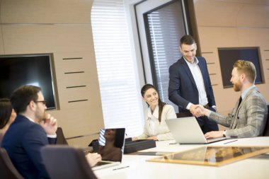 ofiste çalışan genç insanlar