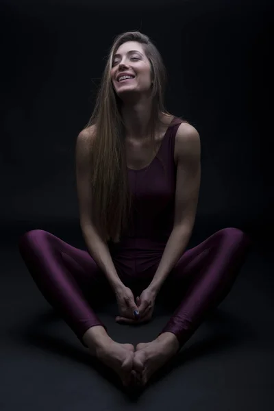 Woman practicing yoga — Stock Photo, Image