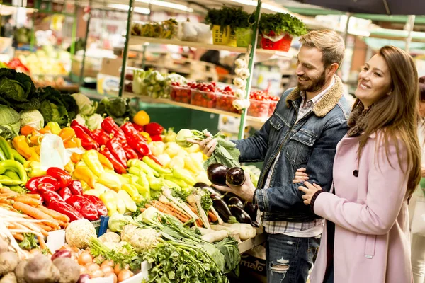 Young couple at the market — Stock Photo, Image