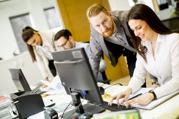 Giovani che lavorano in ufficio — Foto Stock