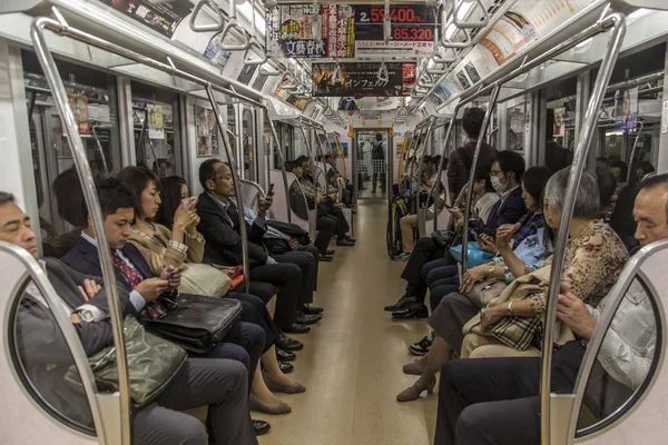 Pessoas não identificadas em Tóquio trem de metrô — Fotografia de Stock