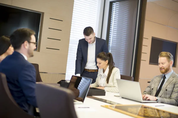 Business-team på möte i moderna kontor — Stockfoto